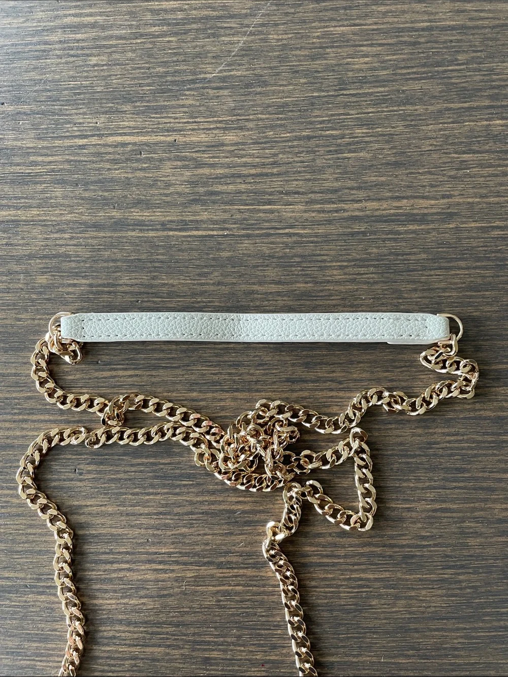 ANNE KLEIN WHITE PEBBLED CROSSBODY WALLET ON A CHAIN with Gold Hardware